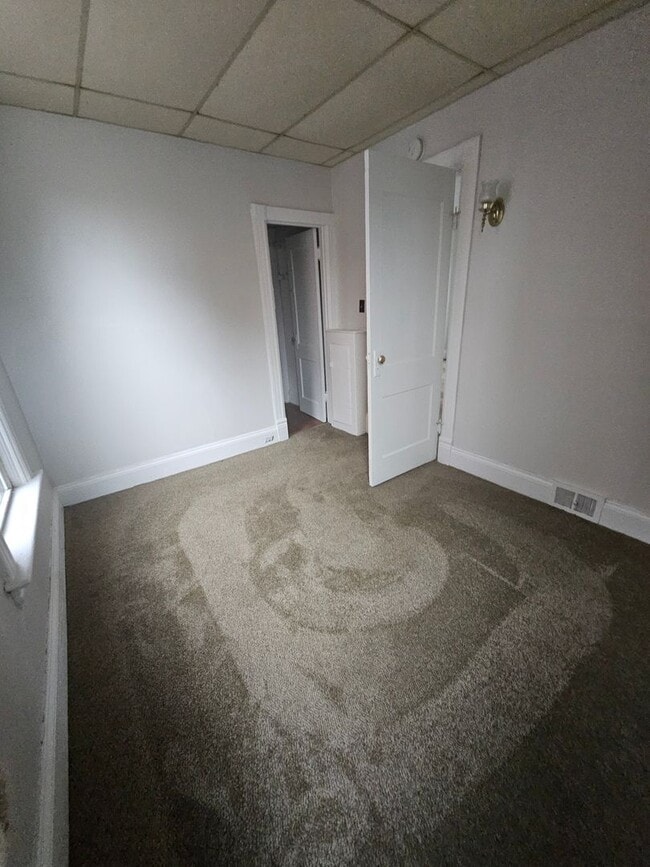 Building Photo - Lower 3 bedroom west side