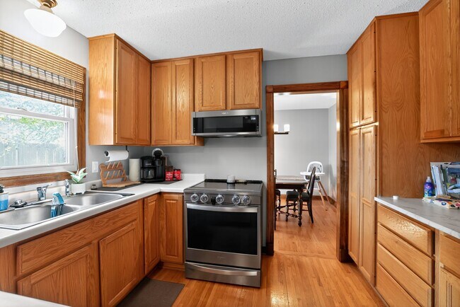 Foto del edificio - 1710 Shadyview Ln N