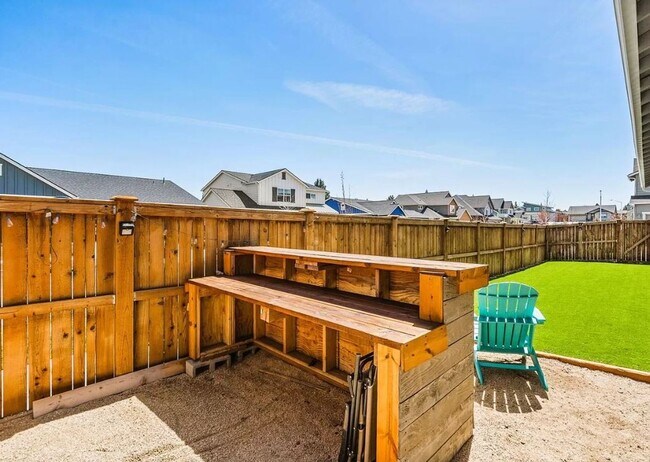 Foto del edificio - Furnished: New Modern Farmhouse Style Home with Abundant Light, Garage, Backyard. 30-day Min.