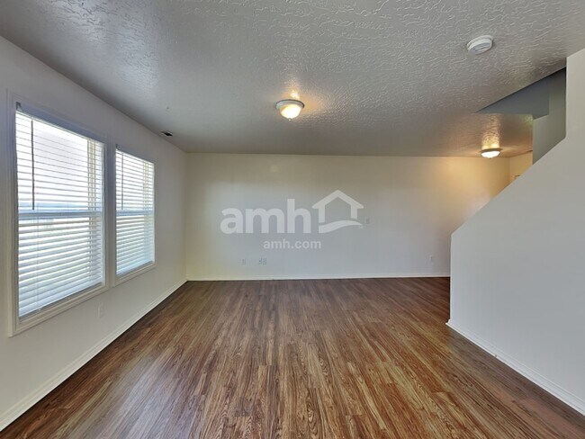 Building Photo - 1285 N Meadowhills Avenue