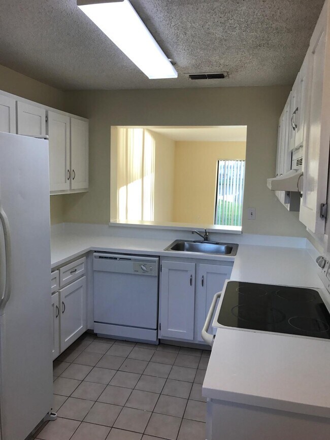 Foto del edificio - 212 Palm Cir E