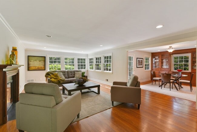 Building Photo - Beautiful 4BD 4BA ranch home in Scarsdale!