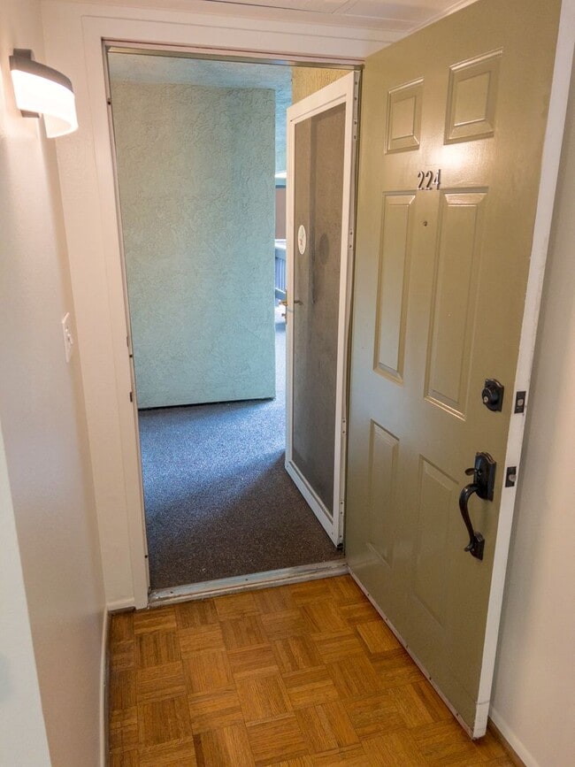 Foto del edificio - Large 2bed/ 2 bath corner unit in the heart of Silverlake with Hot Tub, Pool, Gated Parking and P...