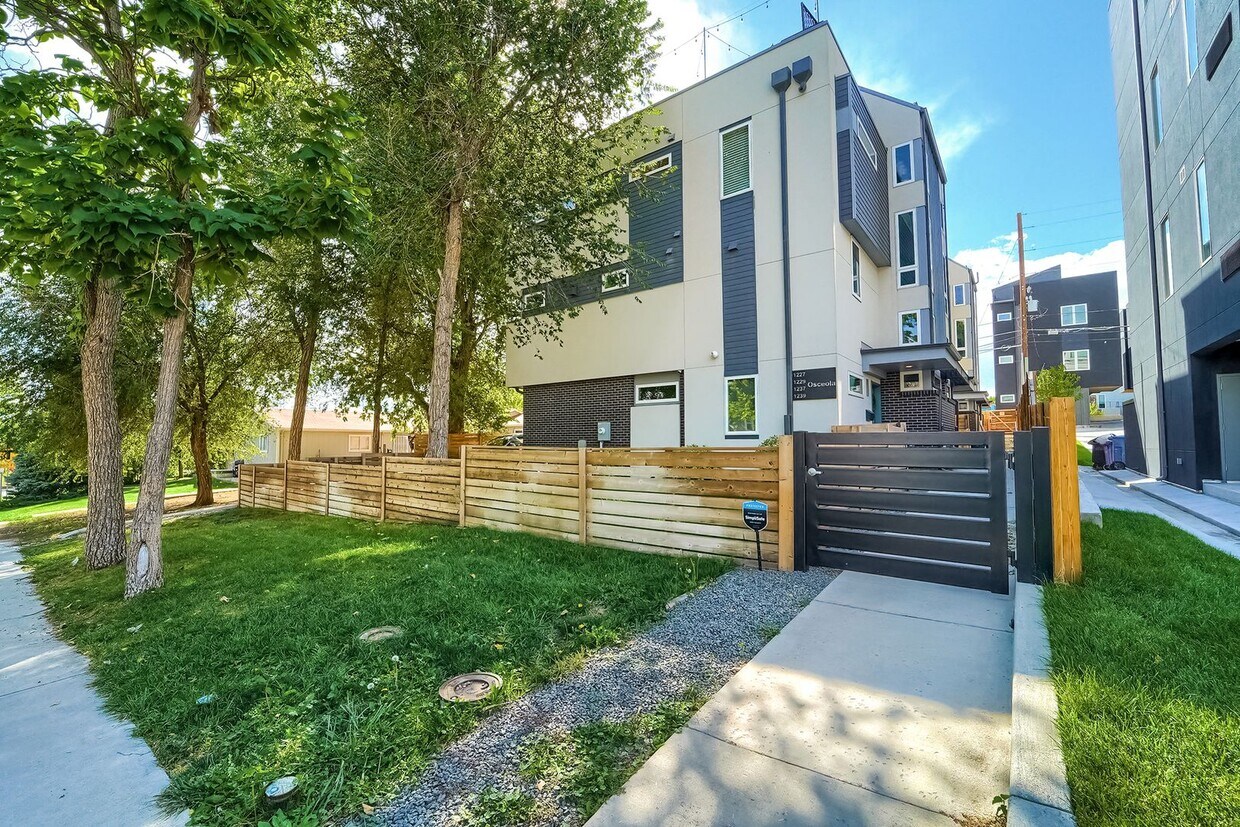 Foto principal - Beautiful and bright 3-bed/2.5-bath *end-u...