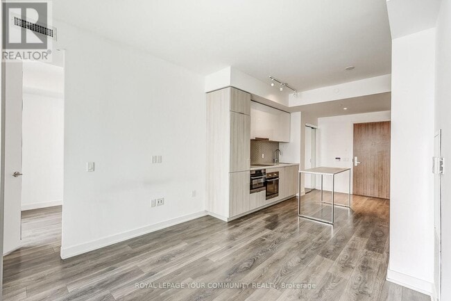 Building Photo - 15 Queens Quay E