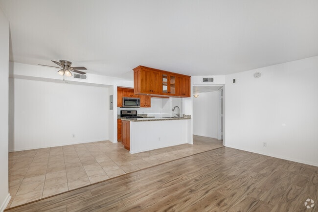 2BR, 2BA - 900SF - Kitchen - Excalibur Apartments