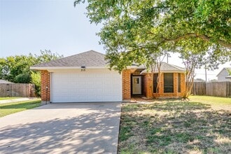 Building Photo - 215 Meadowbrook Ln