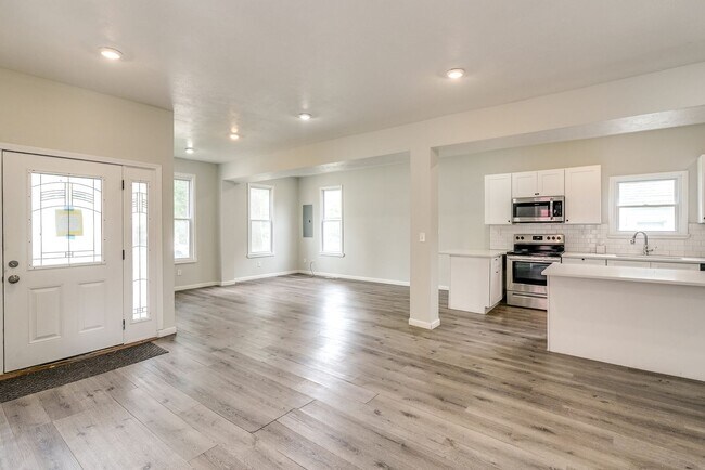 Building Photo - 1212 Rowley Ave