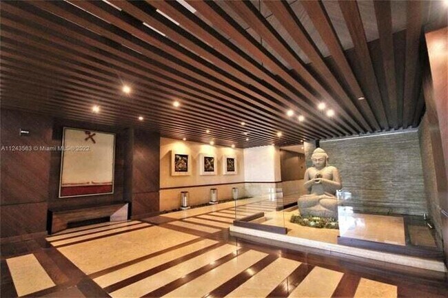 Foto del edificio - 5875 Collins Ave