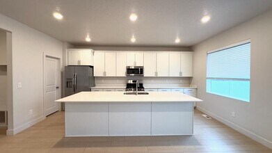 Building Photo - 414 W Snowberry Dr
