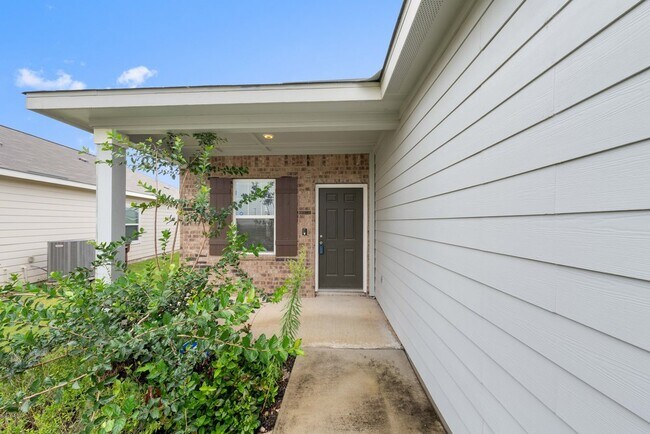 Foto del edificio - Charming 3-Bed Family Home with Fenced Yard & Garage in Converse – 1,662 Sq Ft!