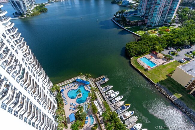 Foto del edificio - 3530 Mystic Pointe Dr