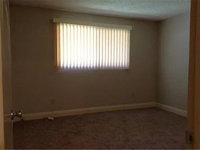 Building Photo - 2 bedroom, 1 bathroom beauty