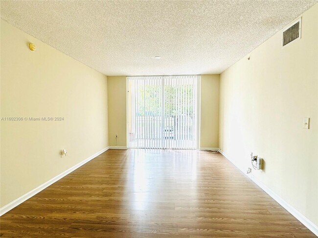 Foto del edificio - 2153 Renaissance Blvd