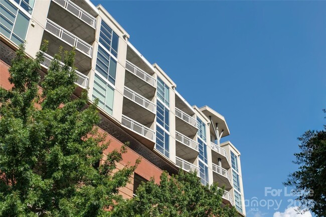 Building Photo - 505 E 6th St