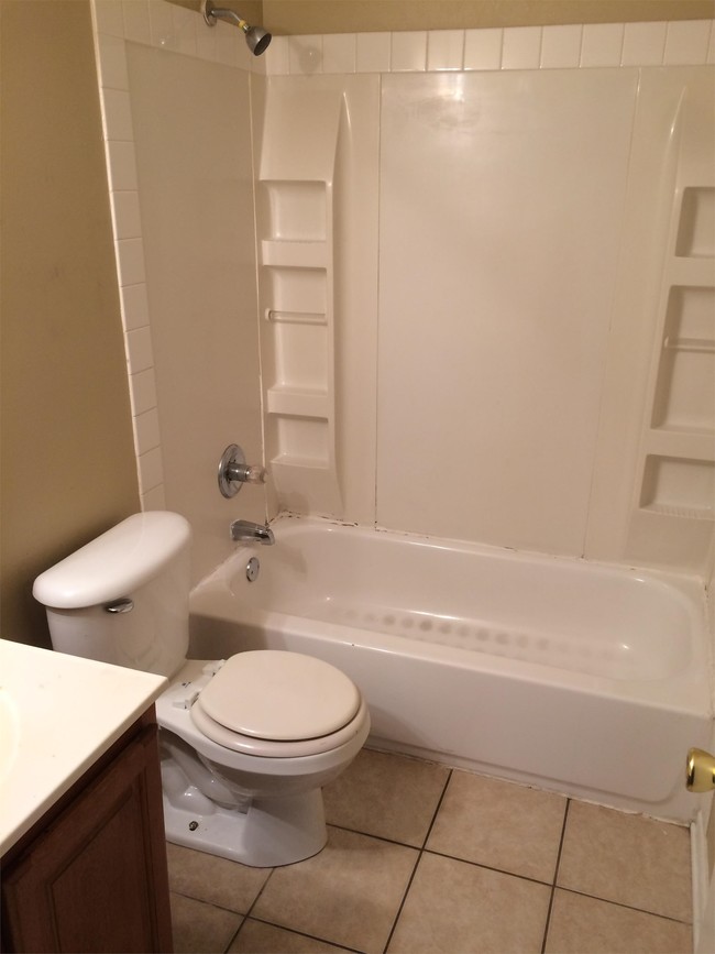 Building Photo - 928 Villa Dr