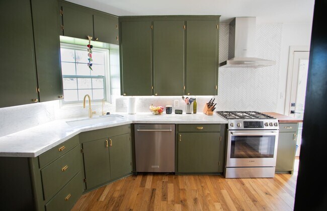 Building Photo - Charming Historic 3-Bed / 2-Bath Home Near...