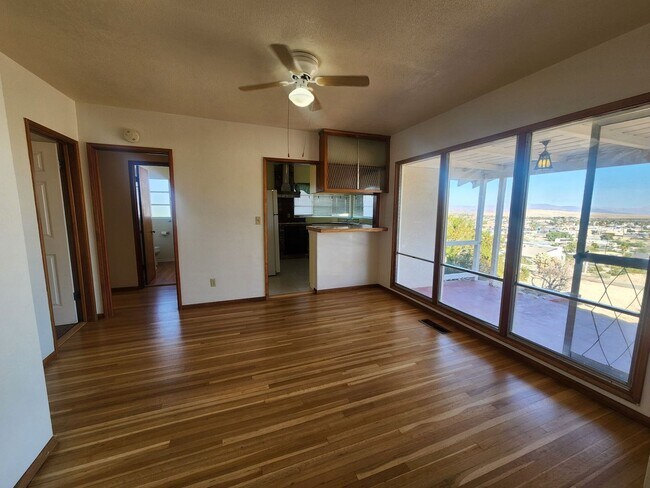 Foto del edificio - HIllside Property