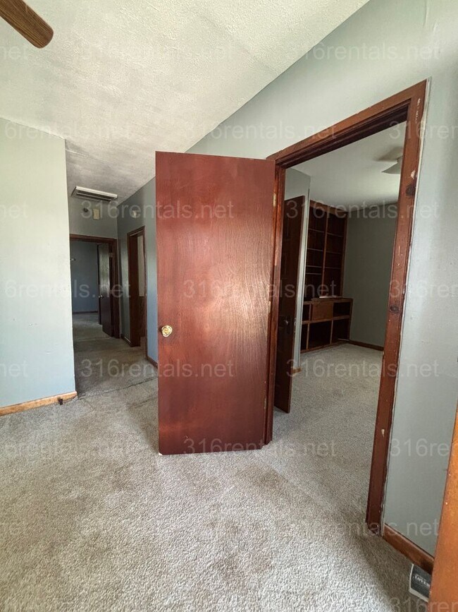 Foto del edificio - Two bed one bath fenced in yard house available now