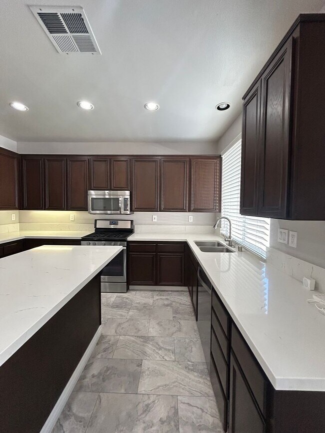 Foto del edificio - 4 Bedroom 3 Bathroom Home w/ Loft!