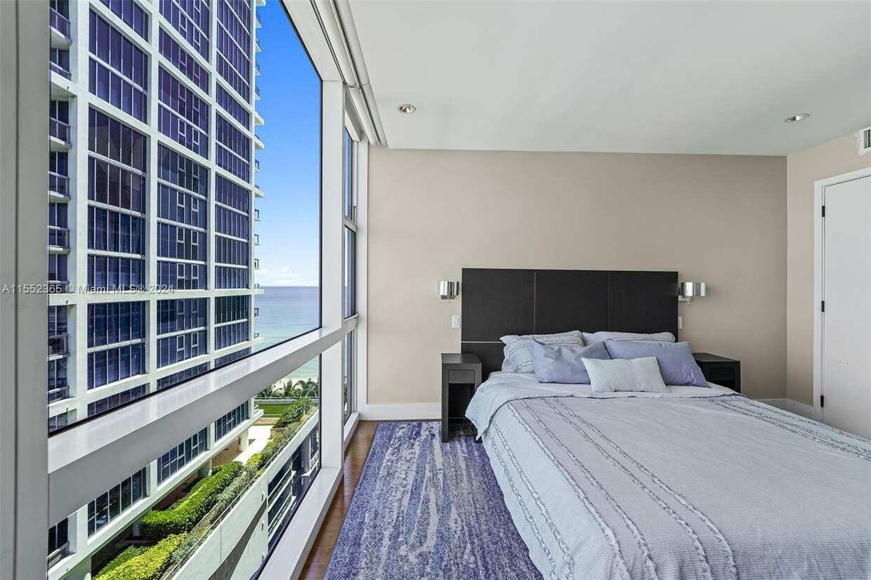 Foto principal - 6801 Collins Ave