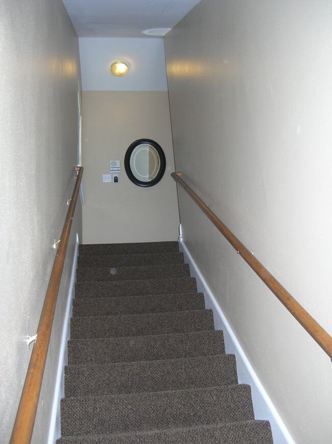 Building Photo - 710 E Boyd Dr