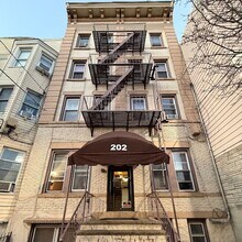Building Photo - 202 28th St
