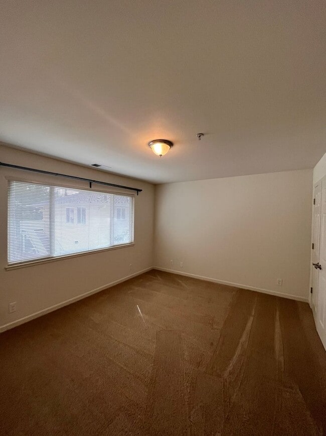 Building Photo - Spacious 2BD/2BA Apartment With Private Ba...