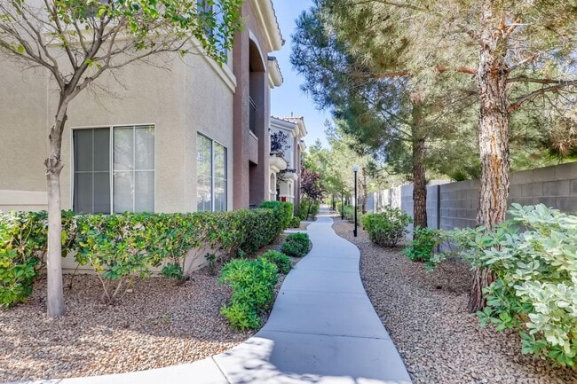 Foto del edificio - Southwest Condo in a Gated Community