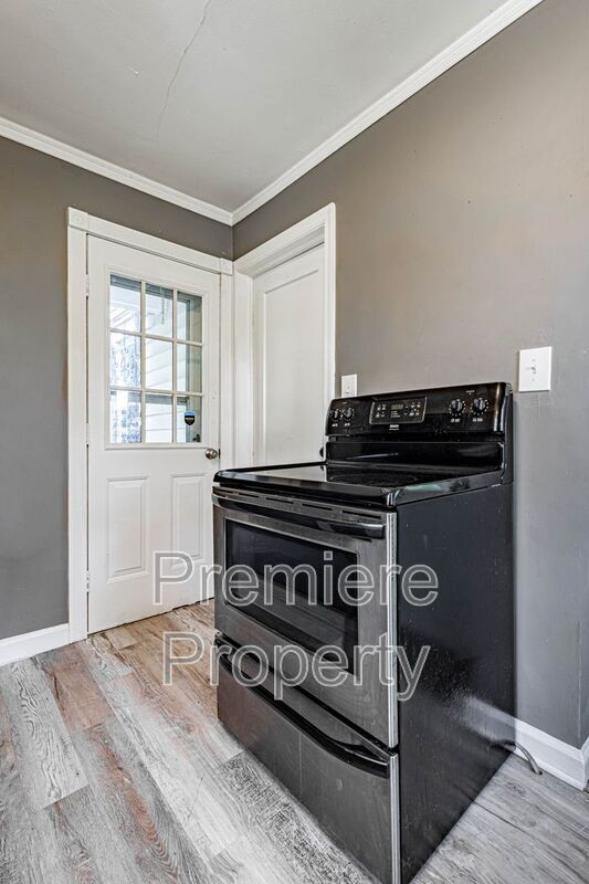 Foto del edificio - 1705 S Northern Blvd