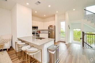 Building Photo - 11021 Mikula Dr