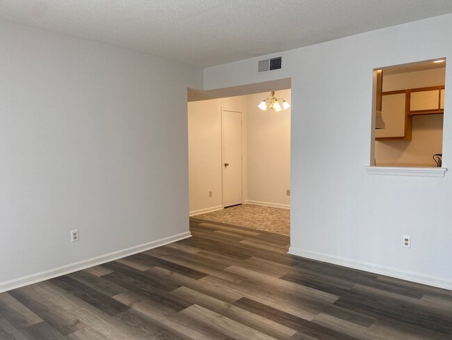 Building Photo - 2 Bedroomn 1 Bathroom Condo in Greensboro!