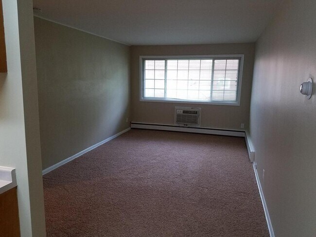 Building Photo - 128 W Klubertanz Dr, APT #5
