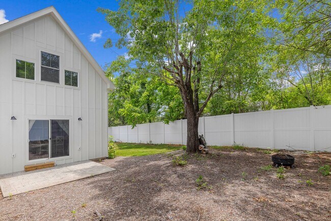 Building Photo - Modern Farmhouse in Black Mountain