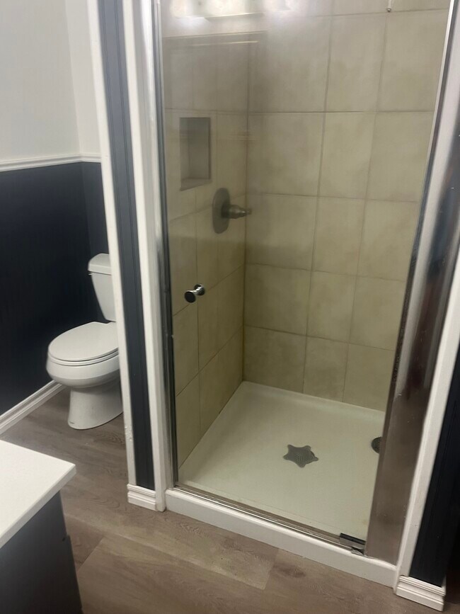 baño - 718 N 18th St