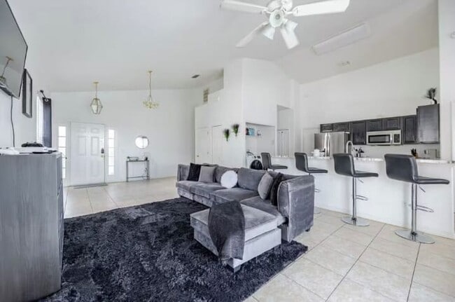 Building Photo - 1005 Corvina Dr