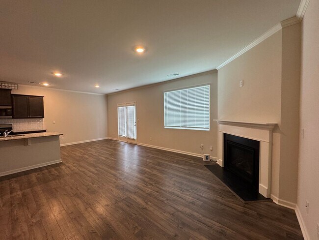 Foto del edificio - Spacious Like New 5 Bedroom 3 Bath Home in...