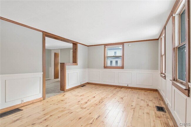 Building Photo - 17 E 7th St