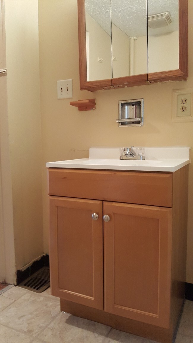 Building Photo - 10 Dewey Ave