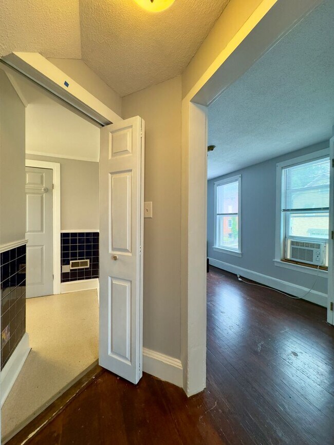 Foto del edificio - Charming 2-Bedroom Townhome with Spacious ...