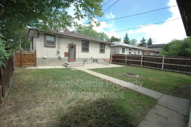 Photo du bâtiment - 8529-8583 83 Ave NW