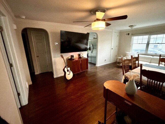 Building Photo - 331 W Sylvania Ave