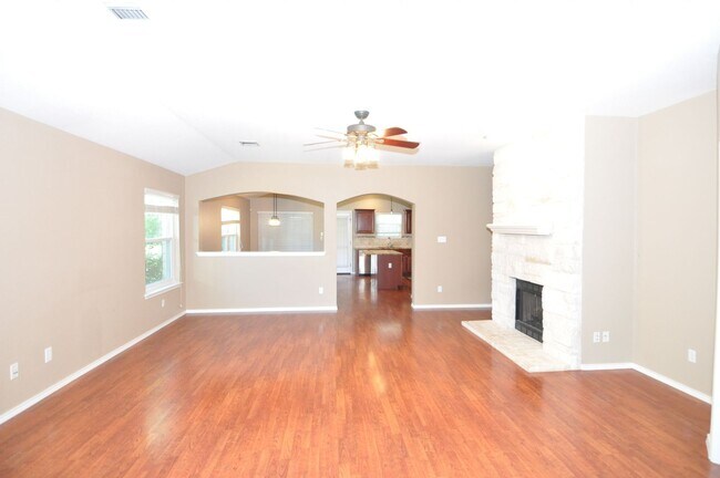 Building Photo - Amazing 3 bedroom, 2 bath home with an off...