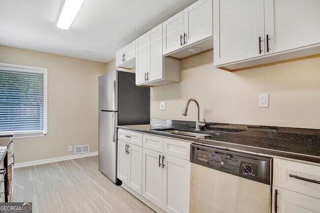 Building Photo - 1662 Flintwood Dr SE