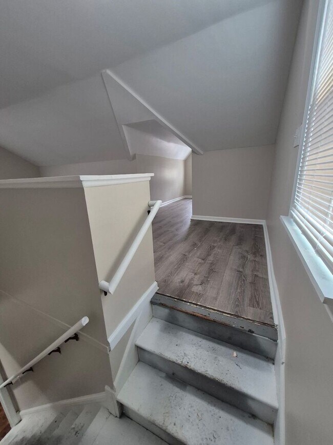 Building Photo - Updated 3-Bedroom Home – We Welcome Sectio...