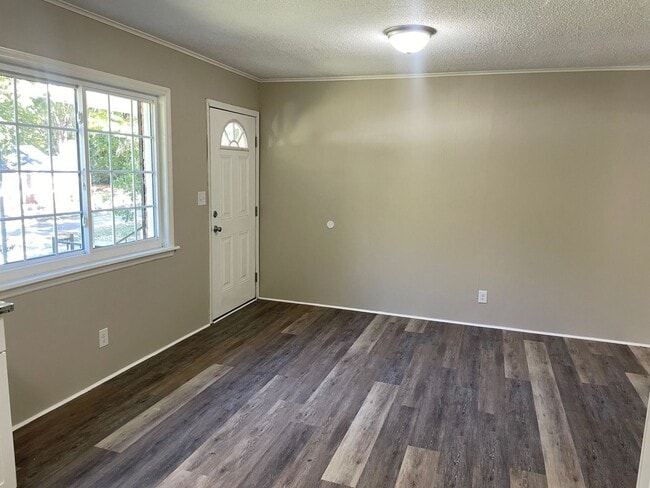 Building Photo - 1199