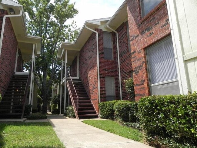 Building Photo - 540 East Bethany Drive