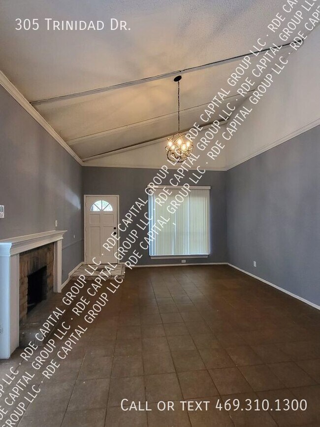 Building Photo - Generously sized 2 bed/1bath duplex AVAILA...