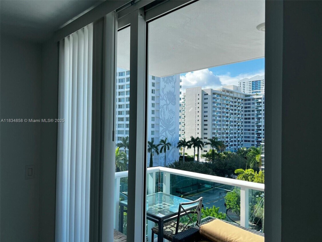 Foto principal - 1035 West Ave