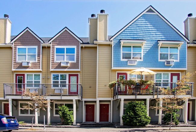 Building Photo - Luxurious 3 Bedroom Townhouse Style Condo ...